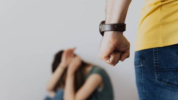 Encontró a su ex en la cama con su hermano y los agredió con un ventilador