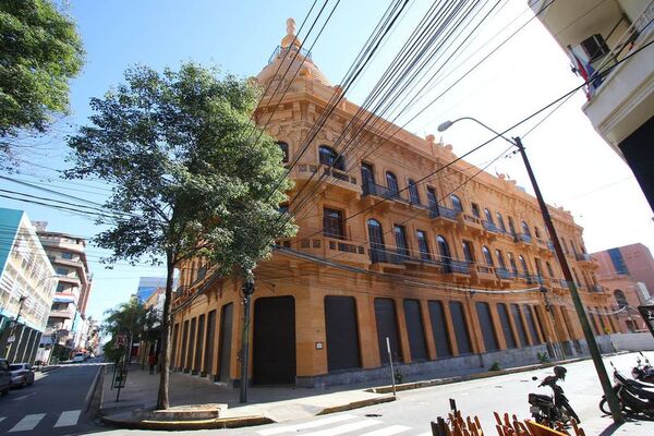 Hacienda prevé cerrar el año con 2,3% de déficit y repunte de la actividad económica