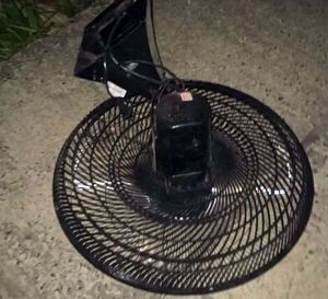 Pilló a su ex con su hermano y los atacó con un ventilador