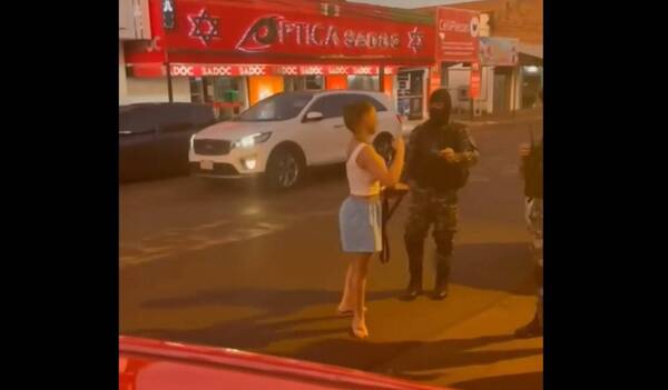 [VIDEO] Mujer borracha chocó y armó bolonqui en plena calle