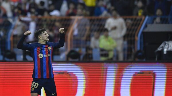 Gavi se doctora en Riad con un recital de juego