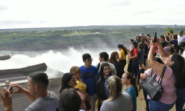 Apertura de compuertas de Itaipu atrajo a más de 4.000 visitantes