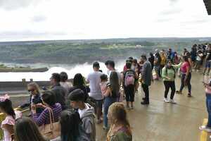 Apertura de compuertas del vertedero de Itaipu atrajó a más de 4.000 visitantes - .::Agencia IP::.