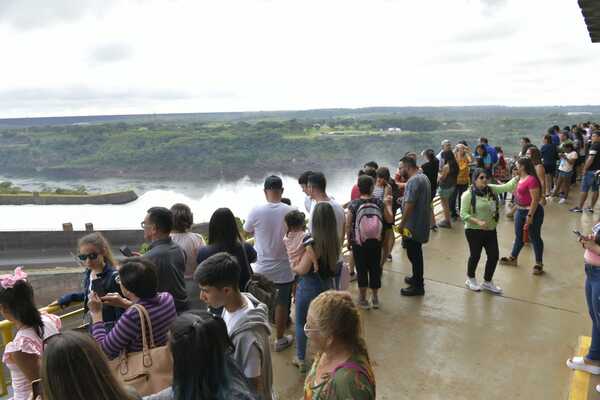 Apertura de compuertas del vertedero de Itaipu atrajó a más de 4.000 visitantes - .::Agencia IP::.