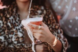 ¿Conoces los efectos del alcohol en la piel?