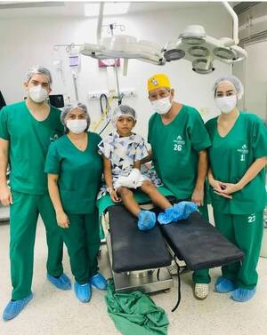 Final feliz: Cirugía de mano del hijo del albañil salió purete