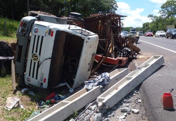 Cuarto accidente vial en el mes en zona de Pedrozo: Un camión perdió los frenos y volcó - Megacadena — Últimas Noticias de Paraguay