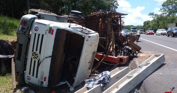 La Nación / Grave accidente en Pedrozo, Ypacaraí, deja dos heridos