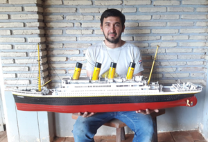 Miguel Amarilla es un joven artista que elabora réplicas de camiones y barcos y se posiciona en el rubro mediante el apoyo del CAH - Revista PLUS