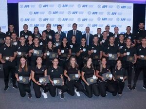 APF entrega insignias FIFA a integrantes de la comisión de árbitros - Fútbol - ABC Color