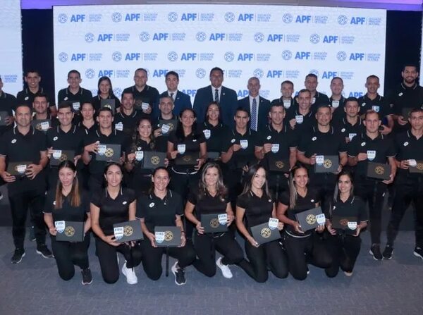APF entrega insignias FIFA a integrantes de la comisión de árbitros - Fútbol - ABC Color