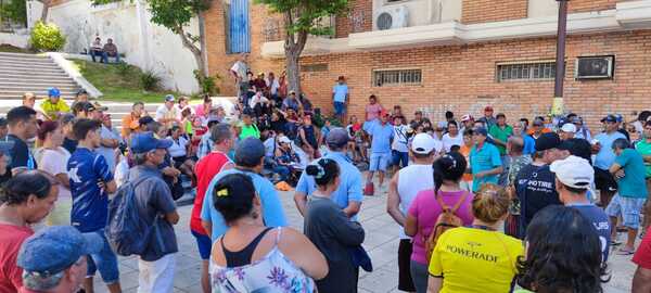 Diario HOY | Autoridades de Asunción se reúnen con cuidacoches por el estacionamiento tarifado