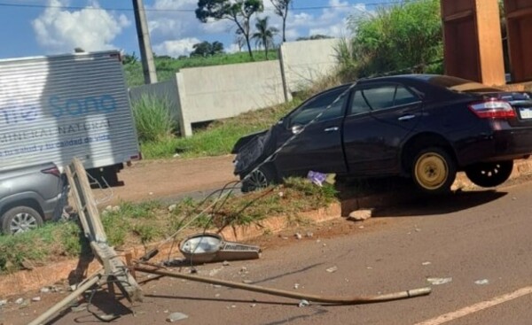 Roce entre auto y camión termina en violento choque