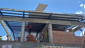 Albañiles reciben descarga eléctrica y se salvan de milagro