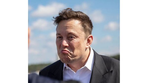 Elon Musk se enfrenta a juicio por fraude bursátil por un tuit de 2018 sobre Tesla - Revista PLUS