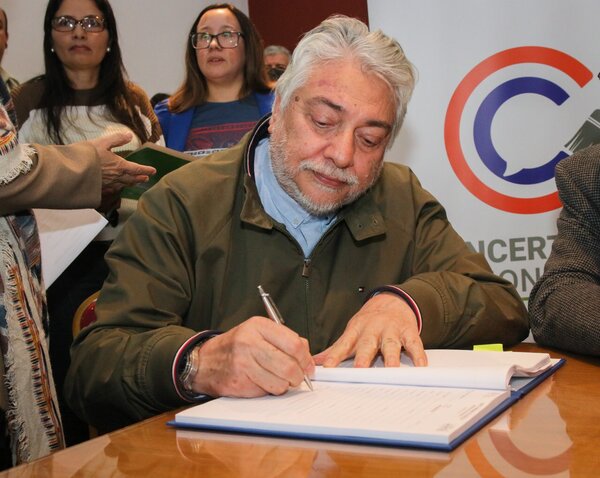 Fernando Lugo firmó “de puño y letra” la aceptación de su candidatura, afirmó su abogado - El Trueno