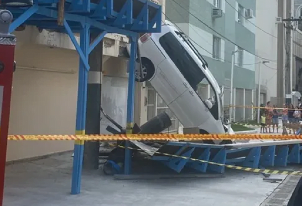 Camioneta con chapa paraguaya cae de un garaje y hiere a una mujer en Camboriú - Noticiero Paraguay