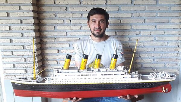 Joven caaguaceño se posiciona con réplicas de camiones y barcos a escala