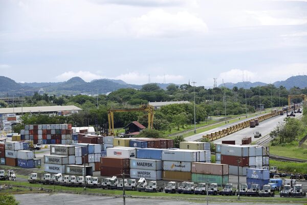 El Canal de Panamá festeja 21 años de reforestación para preservar su cuenca - MarketData