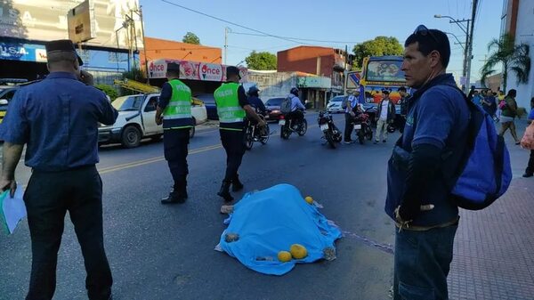 Un motociclista fallece tras ser arollado por un colectivo - Policiales - ABC Color