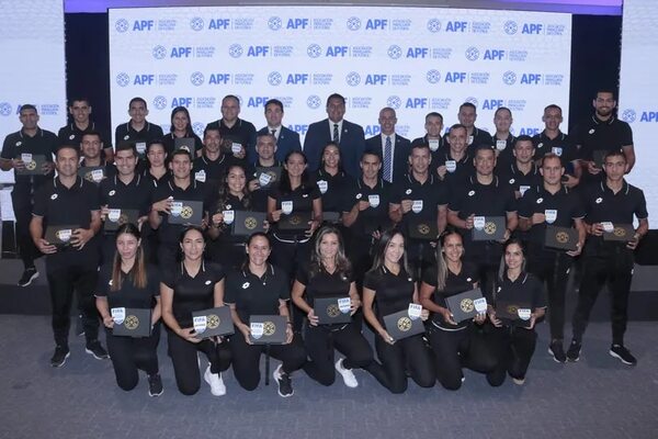 Insignia de FIFA a los árbitros nominados - Fútbol - ABC Color