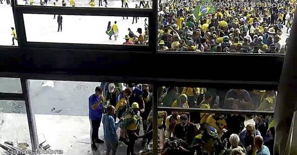 La Nación / “Cometimos algunos deslices en casa”, dijo Bolsonaro a sus seguidores en EEUU