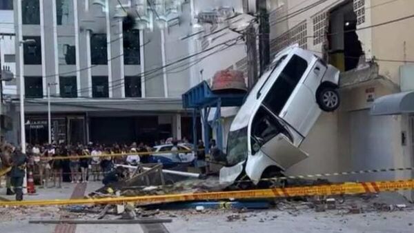 Camioneta de paraguayos cae de edificio en Camboriú