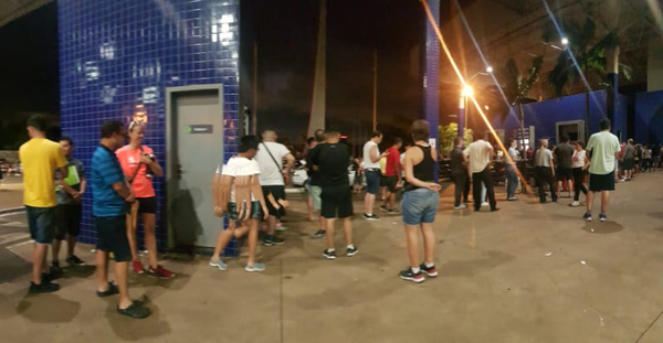 Quejas de paraguayos por largas filas para ingresar y salir del Brasil - La Clave