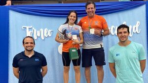 Torneo de velocidad en inicio de natación