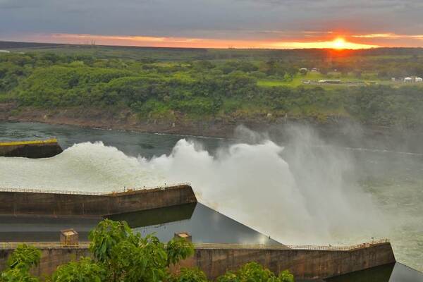 ITAIPU abrió compuertas del vertedero | Lambaré Informativo