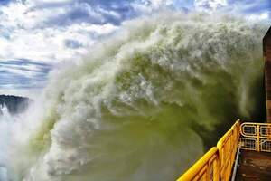 IMPONENTE ESPECTÁCULO EN ITAIPÚ •