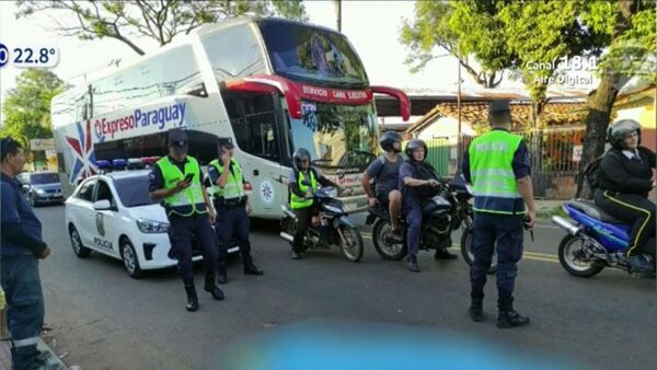 Motociclista cayó bajo las ruedas del colectivo y falleció