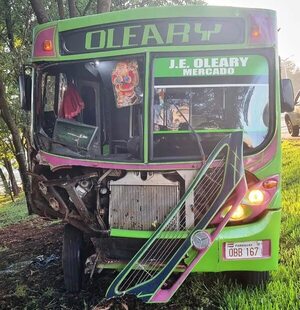Bus se lleva por delante dos automóviles y deja un lesionado  - ABC en el Este - ABC Color