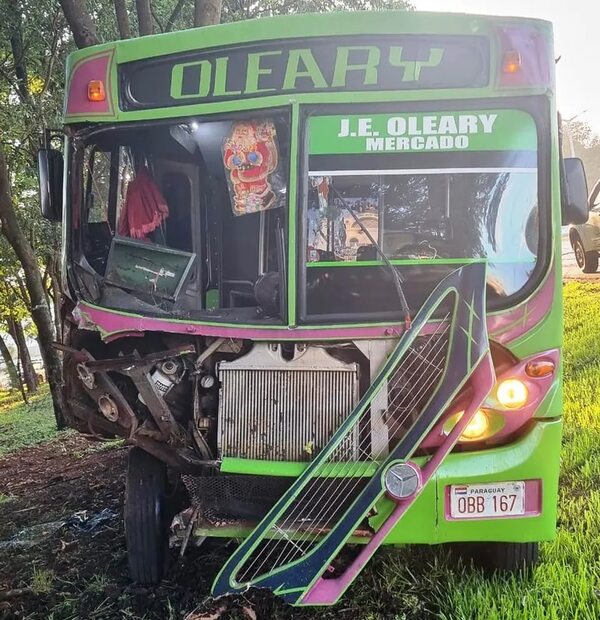 Bus se lleva por delante dos automóviles y deja un lesionado - ABC en el Este - ABC Color