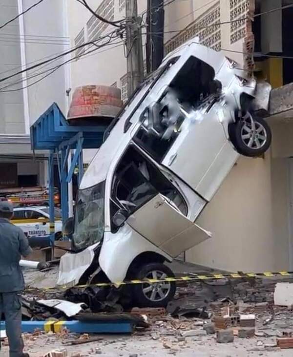VEHÍCULO CON CHAPA PARAGUAYA EN MEDIO DE UNA TRAGEDIA EN CAMBORIÚ - La Voz del Norte