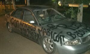 Pintó y reventó vehículo de su pareja por maltrato: “Aprendé a no tocar a una chica, maricón”