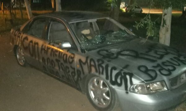 Pintó y reventó vehículo de su pareja por maltrato: “Aprendé a no tocar a una chica, maricón”