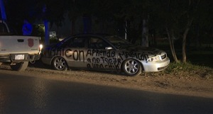 Mujer habría destrozado el auto de su pareja por supuesto maltrato - Unicanal