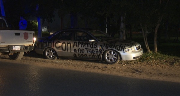 Mujer habría destrozado el auto de su pareja por supuesto maltrato - Unicanal