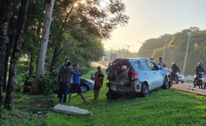 Bus circulaba a alta velocidad y se llevó por delante dos automóviles