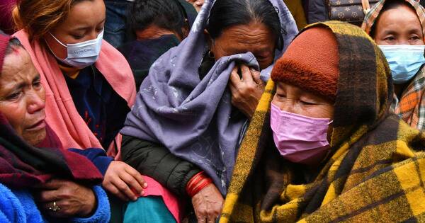 La Nación / Nepal: entregan a familiares cuerpos de víctimas de tragedia aérea