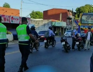 Motociclista impacta contra un vendedor y muere arrollado por un bus en San Lorenzo