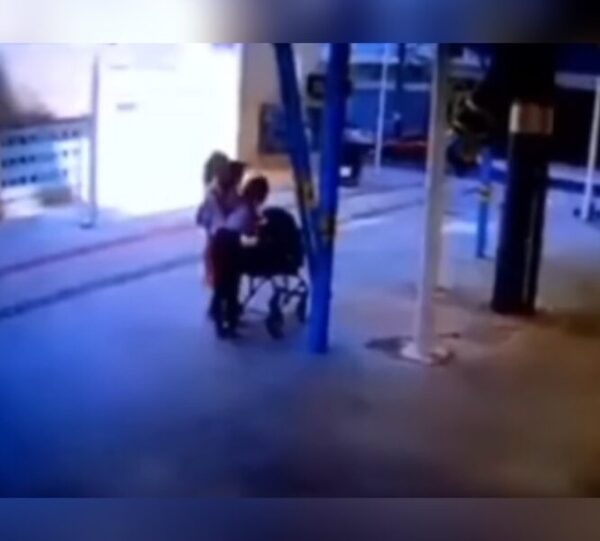 (VIDEO) Captan momento en que vehículo paraguayo tiró la pared sobre mujeres y un bebé