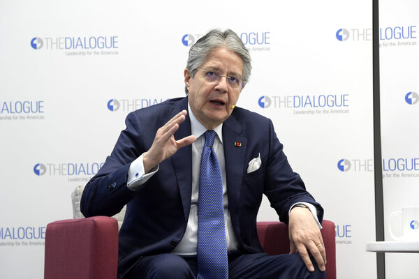 El presidente de Ecuador promueve en Davos proyectos de energía limpia - MarketData