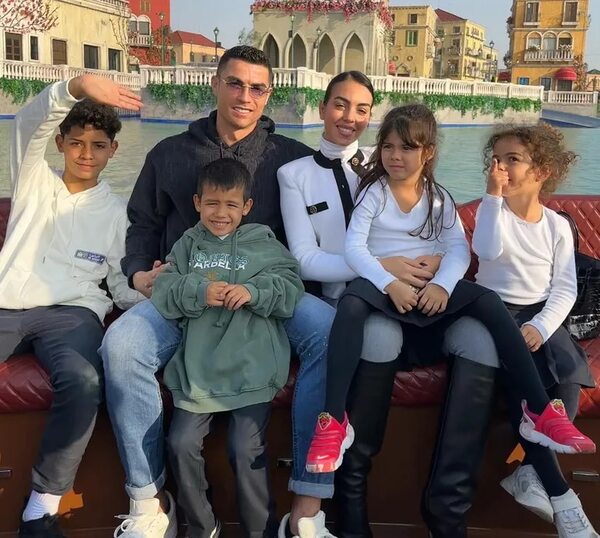 Cristiano Ronaldo disfrutó de un día a pura familia en un parque de diversiones de Riad - Gente - ABC Color