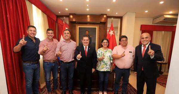 La Nación / Dirigentes de Alto Paraguay se reunieron con Cartes para definir estrategias electorales