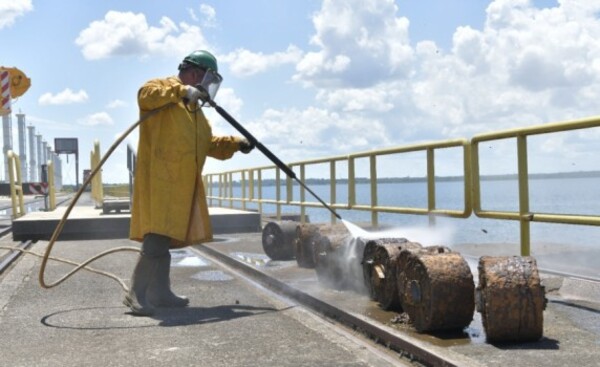 Sustituyen preventivamente 40 ruedas de compuertas de Itaipu