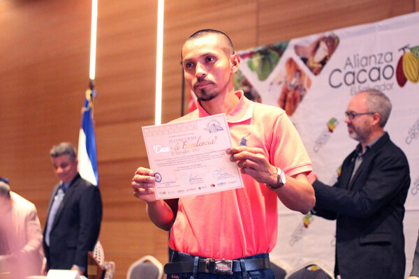 Productores de cacao de El Salvador asistirán al Salón del Chocolate de París - MarketData