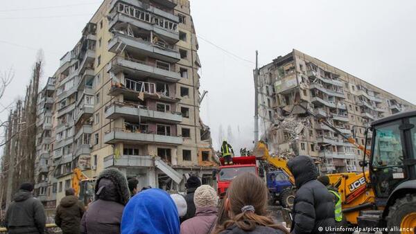 Sube la cantidad de muertos por el ataque a un edificio y Zelenski exige más armas de occidente - .::Agencia IP::.