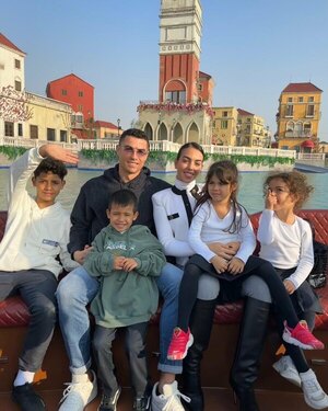 Cristiano Ronaldo pasea con su familia en Arabia y pone fin a rumores